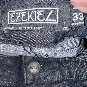 Ezekiel Men’s Jeans Waist 33” Color Black 
The length is 42” see notes…